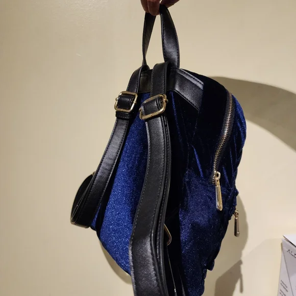 π EUC Navy Quilt Velvet Backpack - Picture 11 of 11